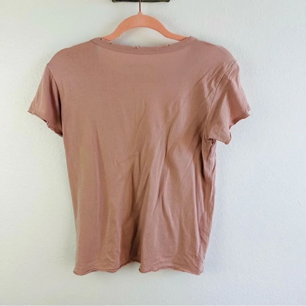 Def‎ Leppard Pink Distressed Band Tee - Picture 3 of 3